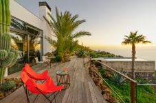 Villa Infinite is een luxe, moderne vakantievilla voor twee. Met tropische tuin, zwembad en zeezicht in Puntagorda, La Palma