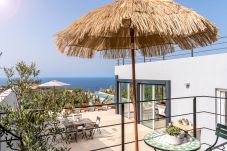 Casa Alba Marina is een luxe vakantievilla met verwarmd zoutwater zwembad en zeezicht in Tazacorte, La Palma