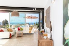 Casa Alba Marina is een luxe vakantievilla met verwarmd zoutwater zwembad en zeezicht in Tazacorte, La Palma