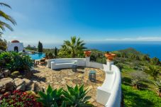 Villa Botanico is een tropische vakantievilla met tuin, verwarmd zwembad en panoramisch zeezicht in Puntagorda, La Palma