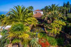 Villa Botanico is een tropische vakantievilla met tuin, verwarmd zwembad en panoramisch zeezicht in Puntagorda, La Palma