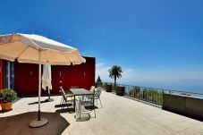Villa Florasol is een luxe moderne villa met verwarmd privé zwembad, sauna en uniek zeezicht in Tijarafe, La Palma