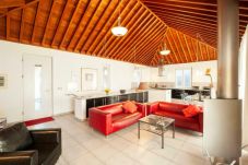 Villa Panoramico is een luxe villa met verwarmd privé zwembad en sauna. Met uniek zeezicht in Tijarafe, La Palma