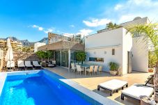 Luxe vrijstaande Villa Reya I, met privé zwembad. Op loopafstand van het strand in Costa Adeja, Tenerife