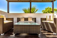 Villa Reya II is een luxe villa met verwarmd privé zwembad. Op loopafstand van het strand in Costa Adeje, Tenerife!