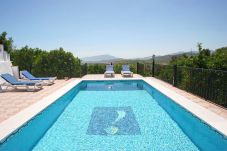 Casa Iglesia is een half-vrijstaande villa met een privé zwembad in Alozaina, Andalusië