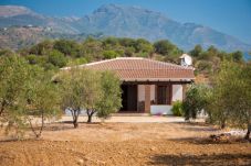 Mooie villa met omheind privé zwembad en panoramisch uitzicht. Omgeven door olijfbomen.