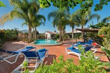 Villa Eldorado is een subtropische villa met privé zwembad in Coín