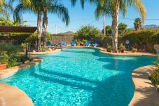 Villa Eldorado is een subtropische villa met privé zwembad in Coín