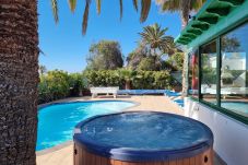 Villa Elsa ligt op loopafstand van de haven van Playa Blanca en is perfect for families. Tuin met fijne terassen