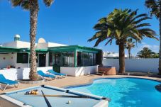 Villa Elsa ligt op loopafstand van de haven van Playa Blanca en is perfect for families. Tuin met fijne terassen