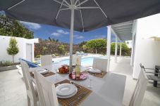 Villa Carmen is een luxe vakantiehuis voor een grote groep. Met verwarmd privé zwembad in Puerto del Carmen, Lanzarote