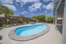 Villa Carmen is een luxe vakantiehuis voor een grote groep. Met verwarmd privé zwembad in Puerto del Carmen, Lanzarote