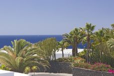 Villa Calero Marina is een modern vakantiehuis met zwembad. Loopafstand van het centrum van Puerto Calero, Lanzarote