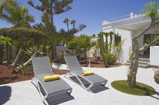 Villa Calero Marina is een modern vakantiehuis met zwembad. Loopafstand van het centrum van Puerto Calero, Lanzarote