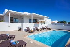 Villa Puerto Calero is een luxe vakantievilla met verwarmd privé zwembad. Loopafstand van Puerto Calero, Lanzarote