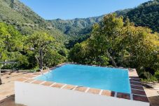 Finca Flores is een vrijstaand vakantiehuis met privé zwembad, geweldig uitzicht en veel privacy in Ojén, Andalusië