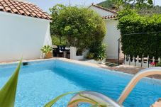  Finca Santa Ana is een vakantiehuis met privé zwembad en tuin met fruitbomen. Loopafstand van Ojén, Andalusia