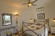Villa Yana is een gelijkvloerse villa met verwarmd privé zwembad en zeezicht. Vlakbij strand in Puerto del Carmen, Lanzarote