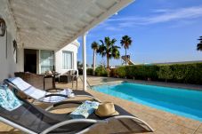 Villa Yana is een gelijkvloerse villa met verwarmd privé zwembad en zeezicht. Vlakbij strand in Puerto del Carmen, Lanzarote