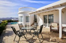 Villa Yana is een gelijkvloerse villa met verwarmd privé zwembad en zeezicht. Vlakbij strand in Puerto del Carmen, Lanzarote