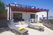 Villa Lexy is een vakantievilla met verwarmd privé zwembad en zeezicht in Los Mojones, Puerto del Carmen, Lanzarote