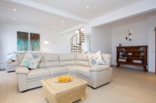 Villa Lexy is een vakantievilla met verwarmd privé zwembad en zeezicht in Los Mojones, Puerto del Carmen, Lanzarote