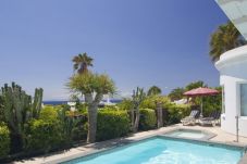 Villa Laja is een familievriendelijk, gelijkvloers vakantiehuis met verward zwembad in Puerto del Carmen, Lanzarote