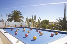 Villa Grace is een stijlvol vakantiehuis met verwarmd privé zwembad. Dichtbij zee in Puerto del Carmen, Lanzarote