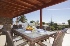 Villa Grace is een stijlvol vakantiehuis met verwarmd privé zwembad. Dichtbij zee in Puerto del Carmen, Lanzarote