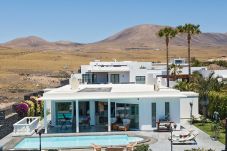 Villa Amy is een luxe vakantievilla met verwarmd privé zwembad en zeezicht. Bij centrum van Puerto Calero, Lanzarote