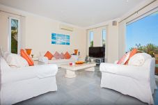 Villa Amy is een luxe vakantievilla met verwarmd privé zwembad en zeezicht. Bij centrum van Puerto Calero, Lanzarote