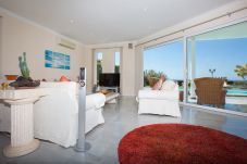 Villa Amy is een luxe vakantievilla met verwarmd privé zwembad en zeezicht. Bij centrum van Puerto Calero, Lanzarote