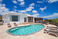 Villa Jane is een luxe vakantiehuis met verwarmd privé zwembad en panoramisch zeezicht in Puerto Calero, Lanzarote