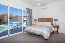 Villa Lola is een grote vakantievilla met verwarmd privé zwembad en privacy in Puerto del Carmen, Lanzarote