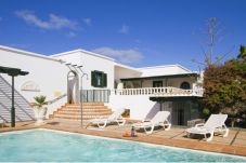 Villa Macher is een vakantiehuis met verwarmd privé zwembad en zeezicht in Puerto del Carmen, Lanzarote