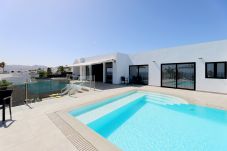 Villa June is een luxe vakantievilla met verwamrd prive zwembad en zeezicht. Goede locatie in Puerto del Carmen, Lanzarote