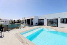 Villa June is een luxe vakantievilla met verwamrd prive zwembad en zeezicht. Goede locatie in Puerto del Carmen, Lanzarote