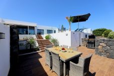 Villa June is een luxe vakantievilla met verwamrd prive zwembad en zeezicht. Goede locatie in Puerto del Carmen, Lanzarote