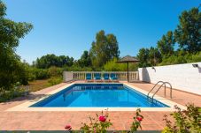 Casita Agua met privé zwembad en fruitbomen. Op een rustige plek naast de Rio Grande in Alozaina, Andalusië
