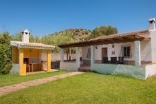 Casita Agua met privé zwembad en fruitbomen. Op een rustige plek naast de Rio Grande in Alozaina, Andalusië