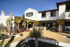 Villa Masdache is een heerlijke vakantievilla met grote, tropische tuin en uitzicht over de vulkanen in Masdache, Lanzarote