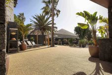 Villa Masdache is een heerlijke vakantievilla met grote, tropische tuin en uitzicht over de vulkanen in Masdache, Lanzarote