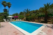 Luxe Ibiza Villa Mariposa met privé zwembad en mooie tuin. Vlakbij Benirras strand in San Miguel