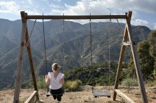 Schommel bij vakantiehuis in Andalusië met panoramisch uitzicht op bergen en zee