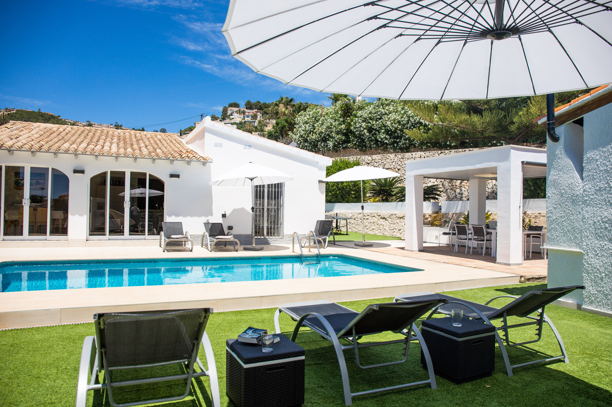 Vrijstaande villa in Moraira met privé zwembad en tuin met ligbedden