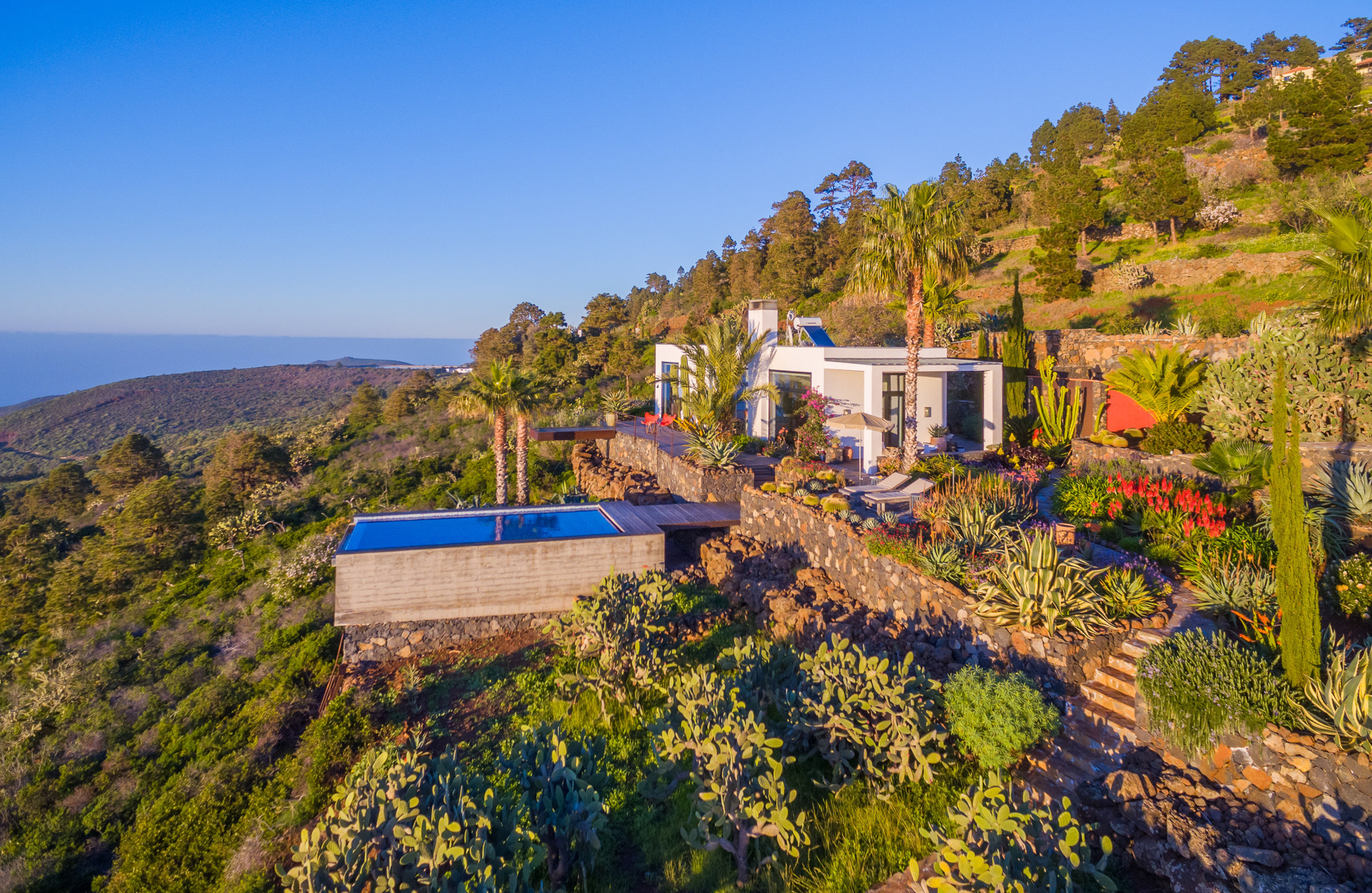 Villa Infinite is een luxe, moderne vakantievilla voor twee. Met tropische tuin, zwembad en zeezicht in Puntagorda, La Palma