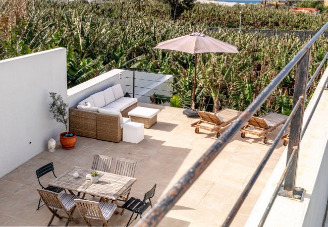 Casa Alba Marina met zwembad en zeezicht in Tazacorte, La Palma Casa Alba Marina is een luxe vakantievilla met verwarmd zoutwater zwembad en zeezicht in Tazacorte, La Palma