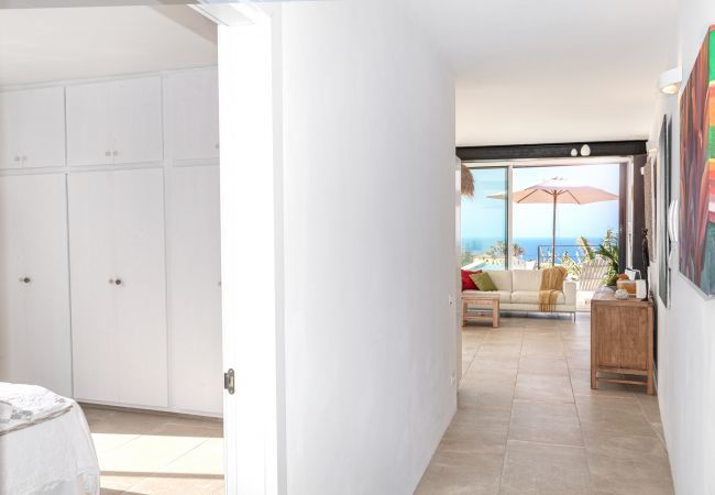 Casa Alba Marina met zwembad en zeezicht in Tazacorte, La Palma Casa Alba Marina is een luxe vakantievilla met verwarmd zoutwater zwembad en zeezicht in Tazacorte, La Palma
