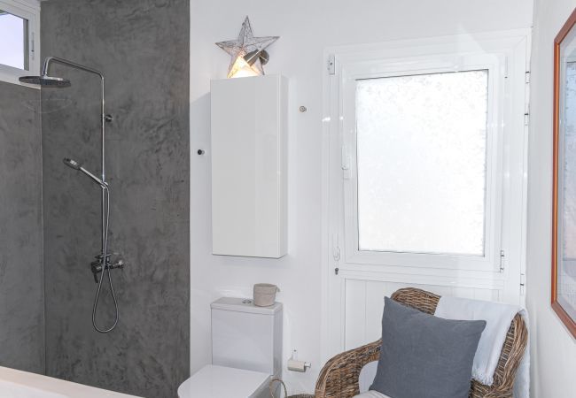 Casa Alba Marina met zwembad en zeezicht in Tazacorte, La Palma Casa Alba Marina is een luxe vakantievilla met verwarmd zoutwater zwembad en zeezicht in Tazacorte, La Palma